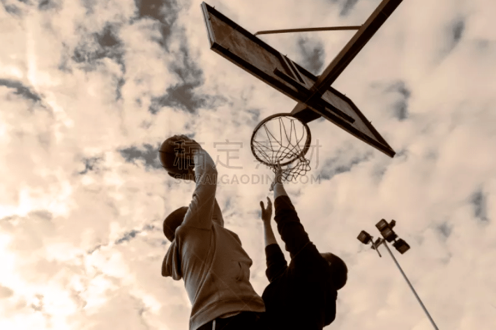 彻底爆发！勇士全队集体抗议裁判，库里遭对手恶意拉扯触犯规则令人气愤